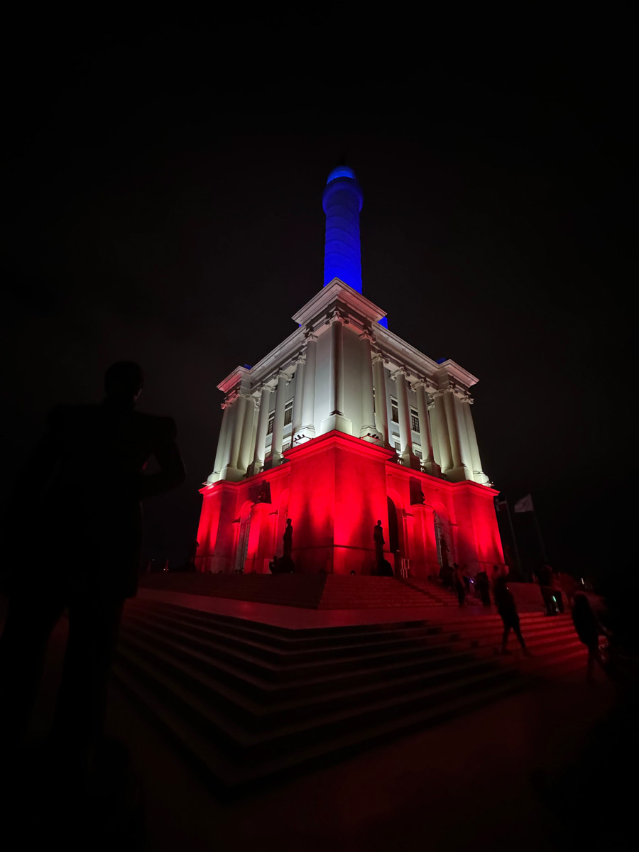 Monumento a los Héroes de la Restauración celebra el 180 aniversario de nuestra Independencia Nacional iluminándose con los colores de la libertad