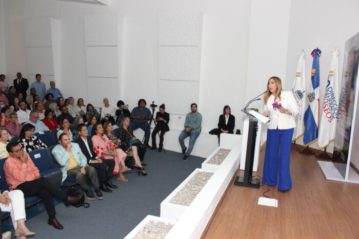Kathleen Martínez diserta sobre su trayectoria en el auditorio del Museo de Arte Moderno