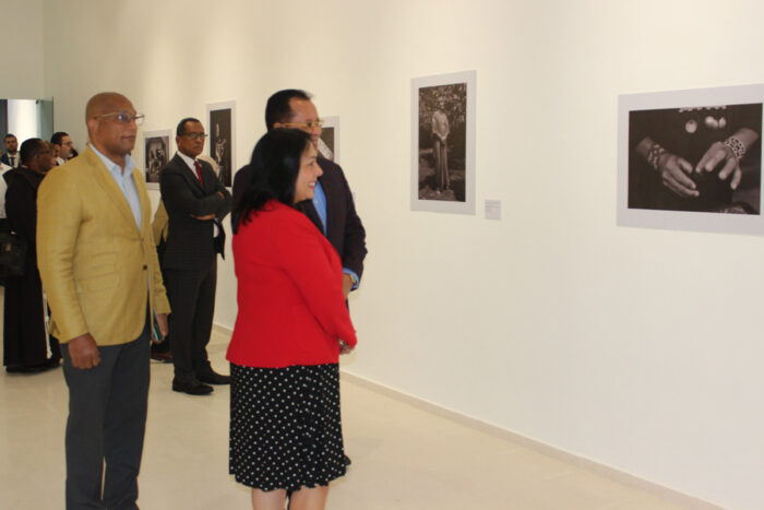 Museo de Arte Moderno inaugura exposición fotográfica “Retratos de mi sangre” de artista peruano David Diaz.